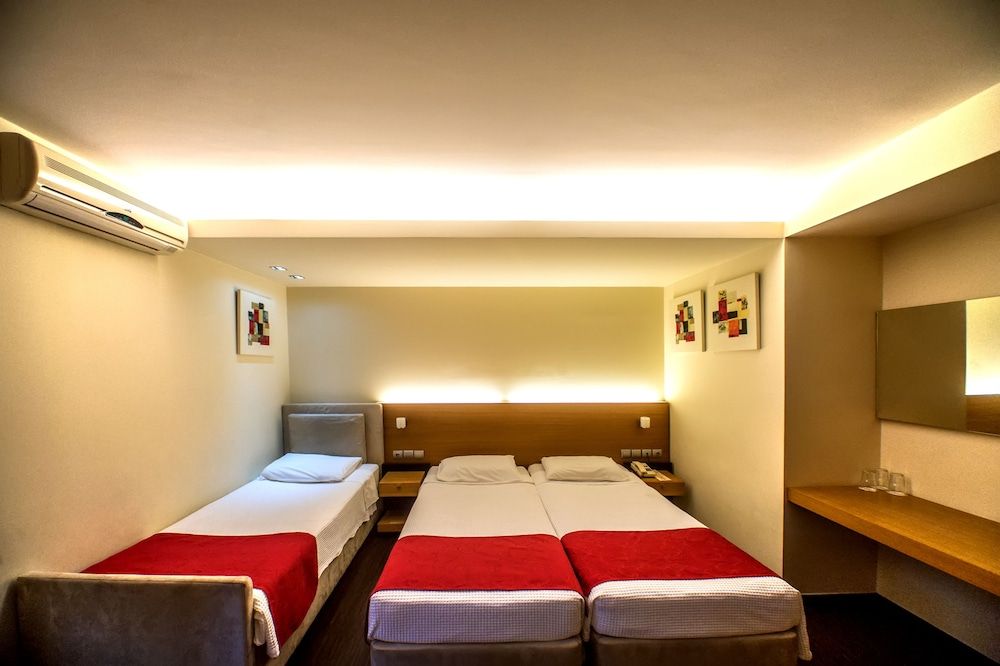 Capsis Hotel Thessaloniki Superior Triple Room