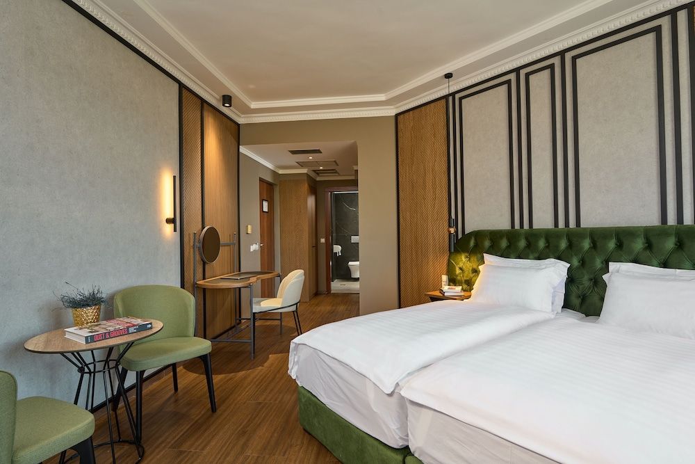 Royal Hotel Family Room 4