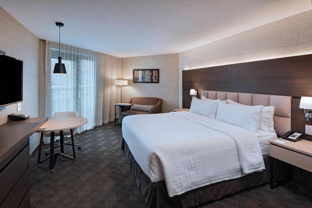 Standard Room, 1 King Bed, Roll-in Shower (Mobility Accessible)