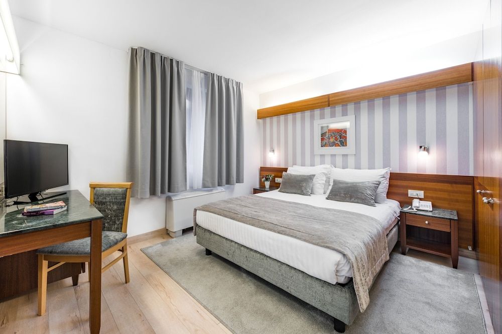 Hotel Uvala Standard Double Room, Park View 3