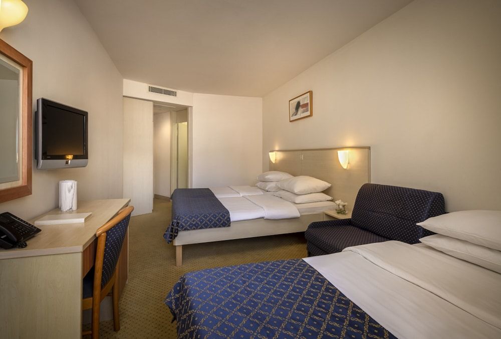 Room for 2+2