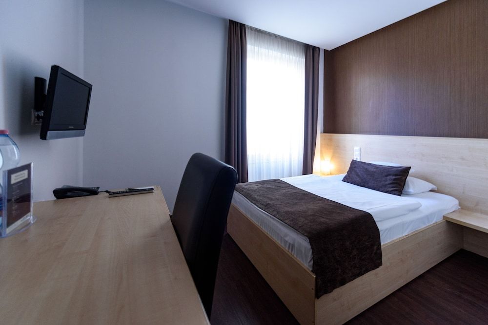 undefined Promenade City Hotel 6