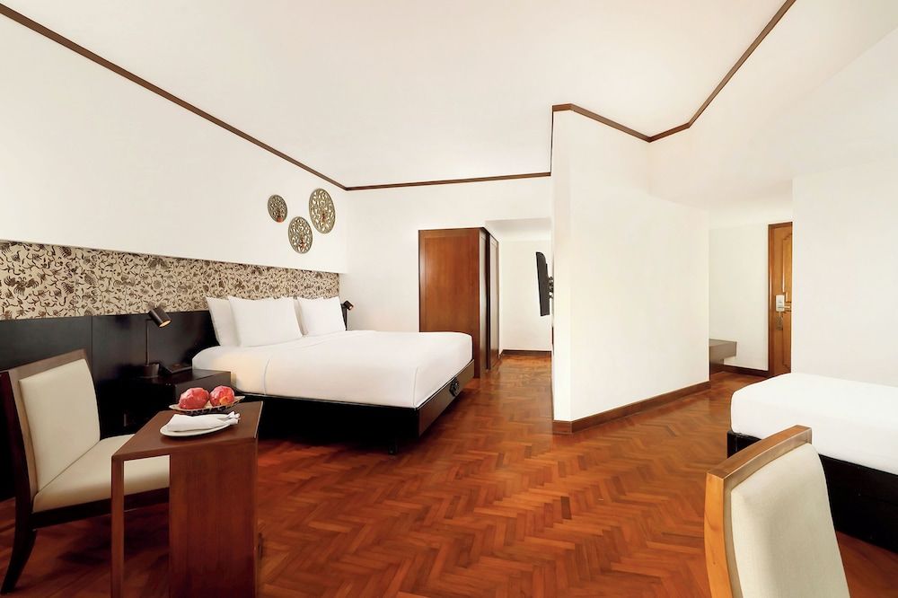 Family Room with 1 king-size bed and 1 single bed