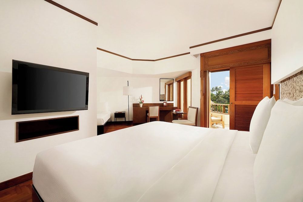Family Room with 1 king-size bed and 1 single bed