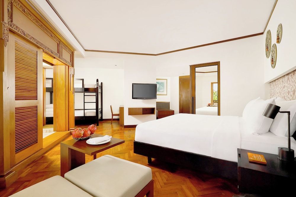 Family Room with 1 king-size bed and 1 bunk bed