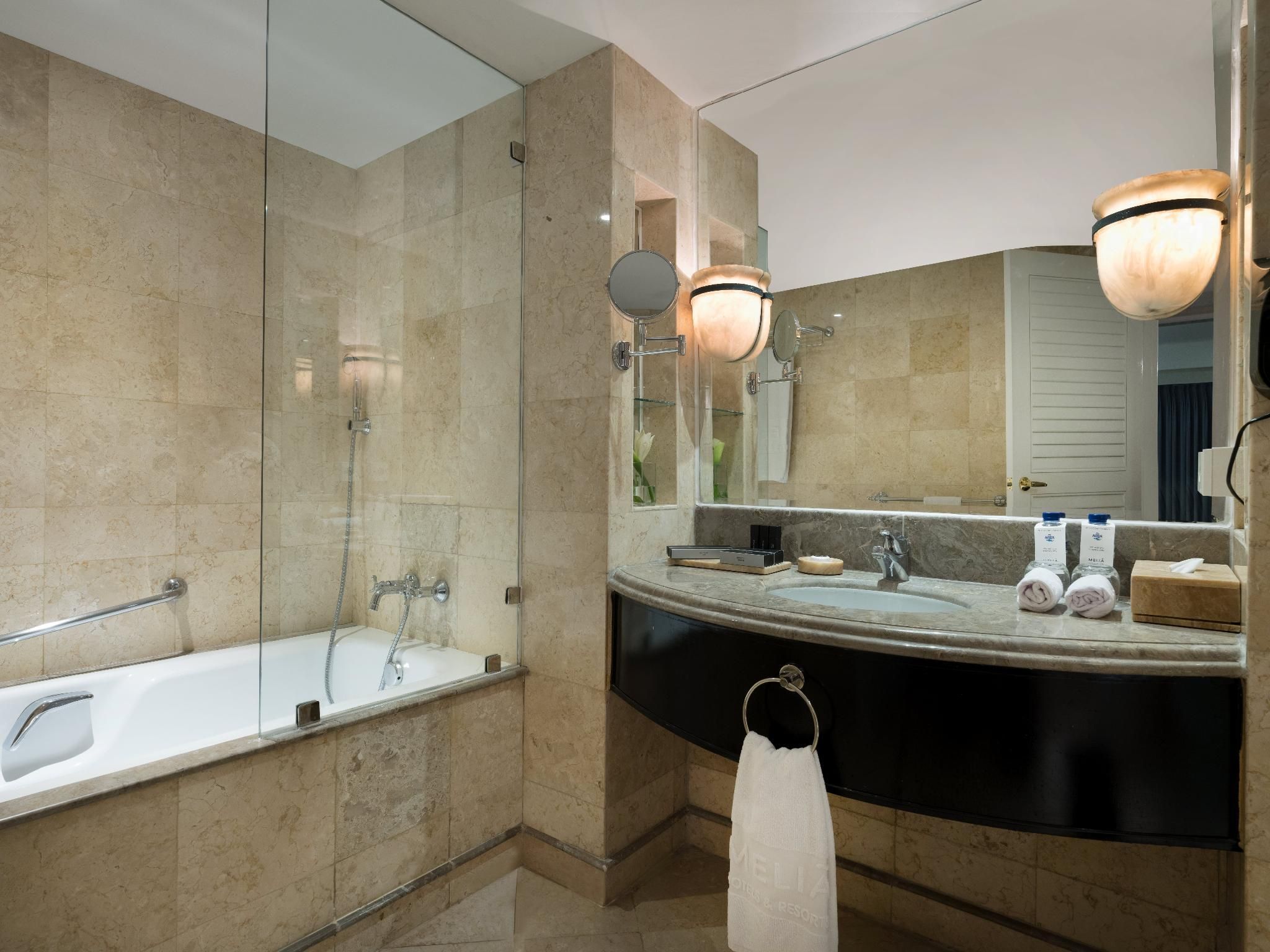 Deluxe Pool View Room