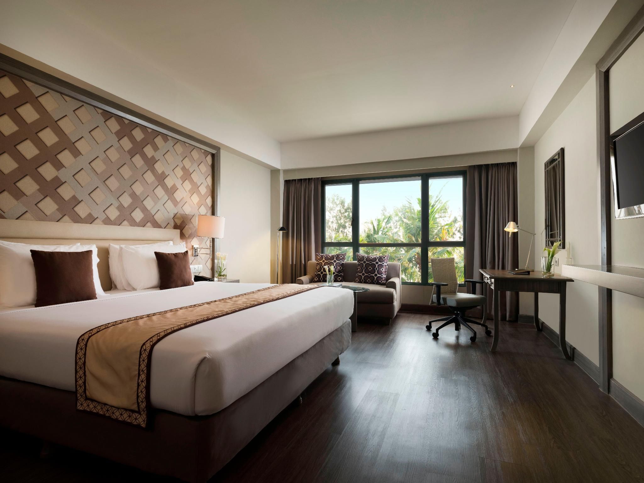 Deluxe Pool View Room