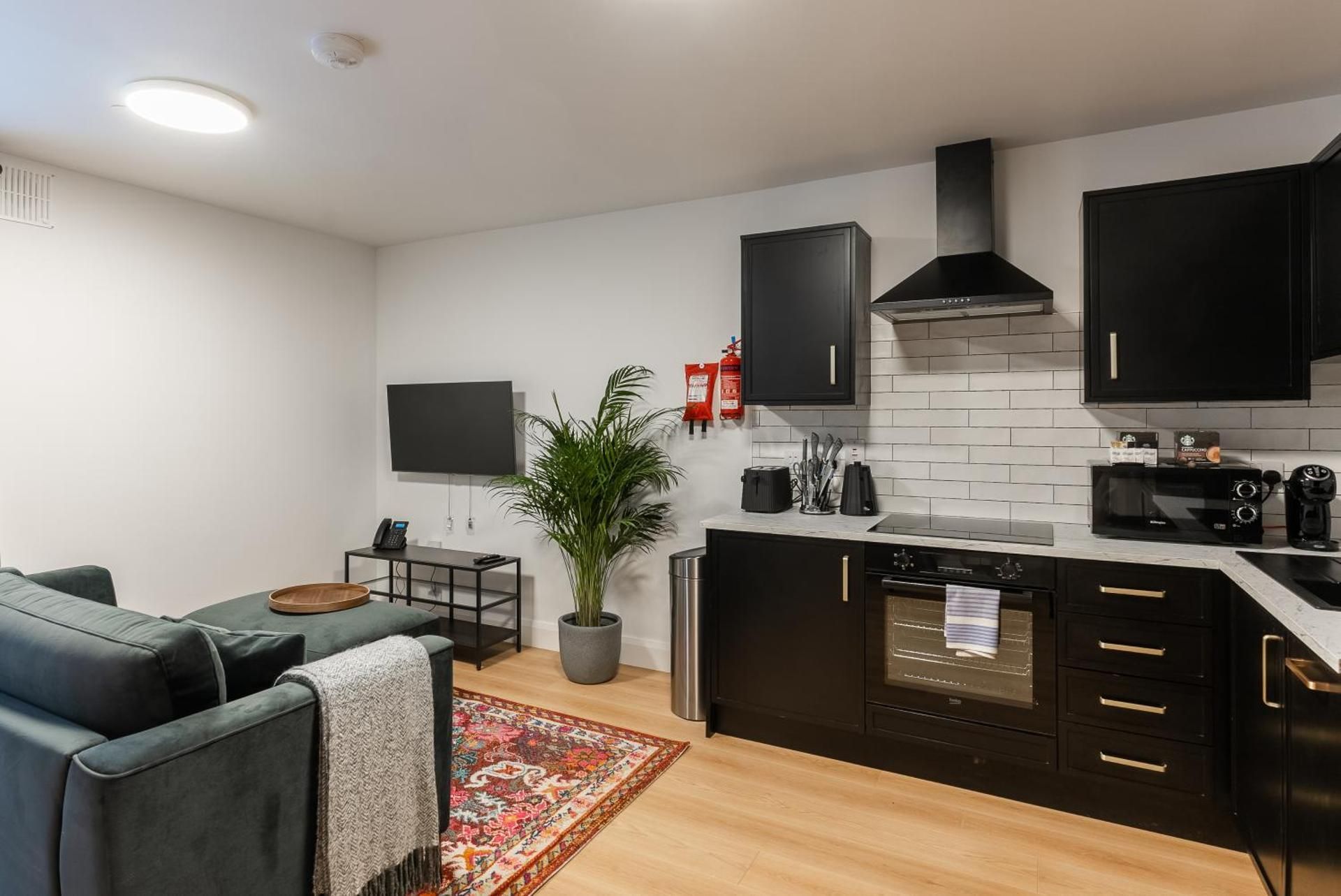 Deluxe Two Bedroom Apartment, Lower Ground Floor Off Site Stairs Only