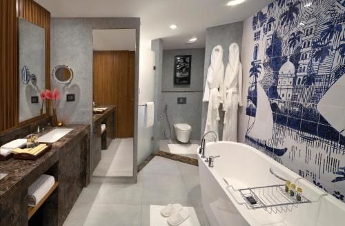 Deluxe Room with 2 Twin Beds and Sea View