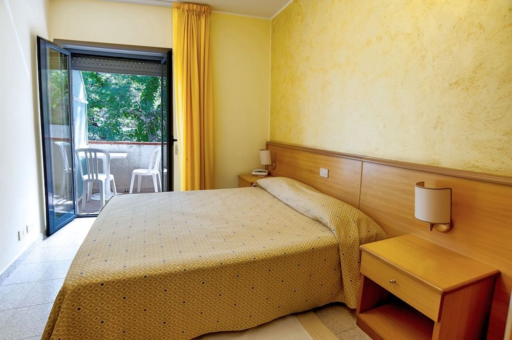 Economy Room, 1 Queen Bed, Private Bathroom, Mountain View