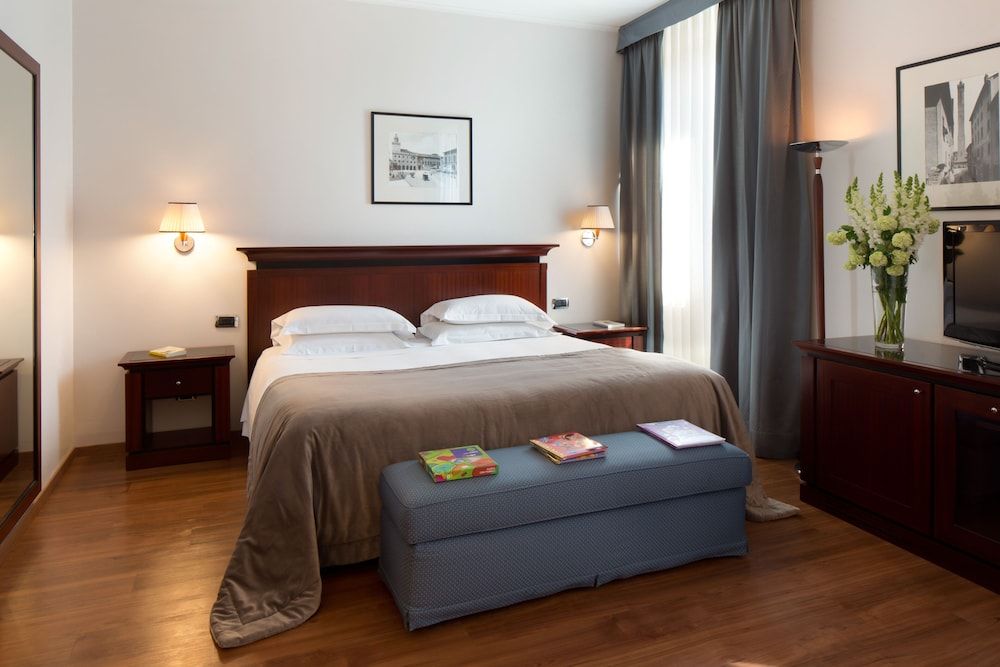 undefined Starhotels Excelsior 10