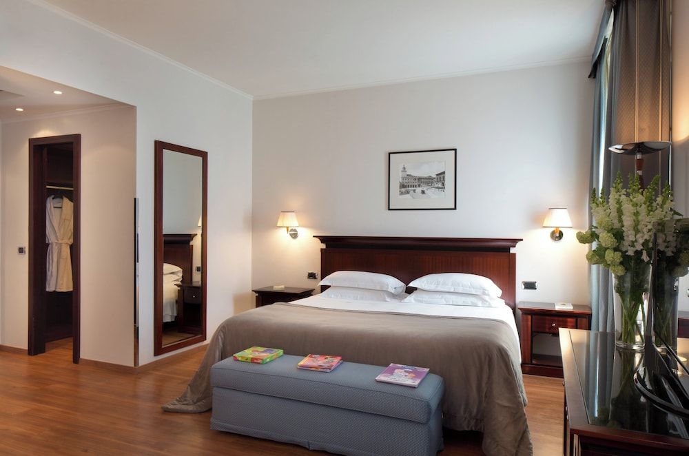 undefined Starhotels Excelsior 8