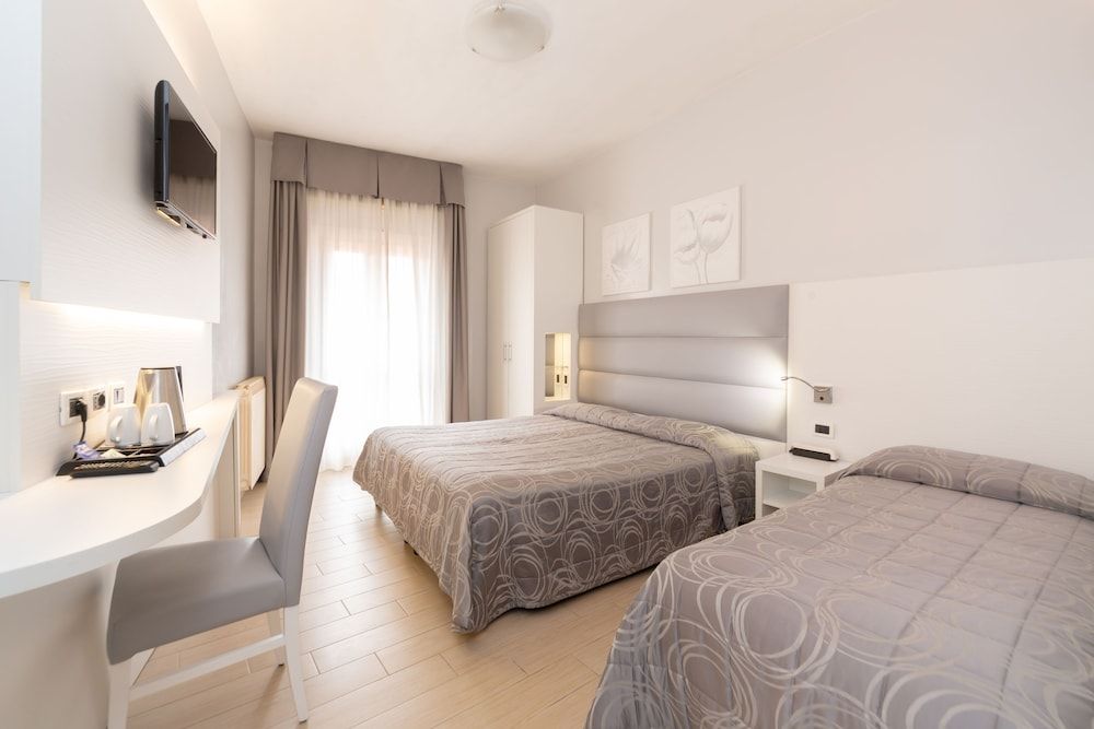 Hotel University Triple Room 10