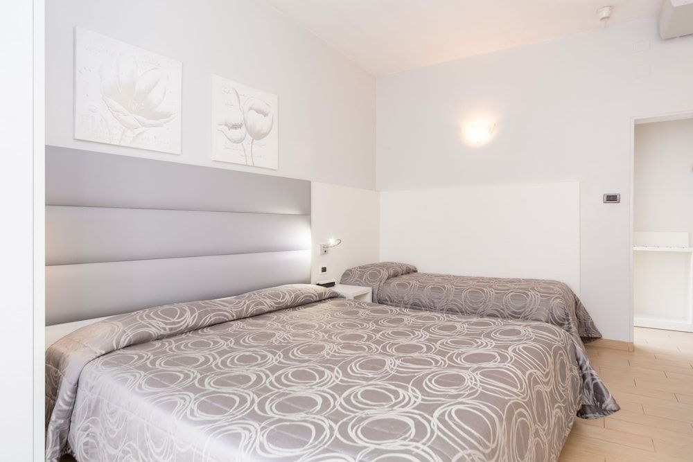 Hotel University Triple Room 11