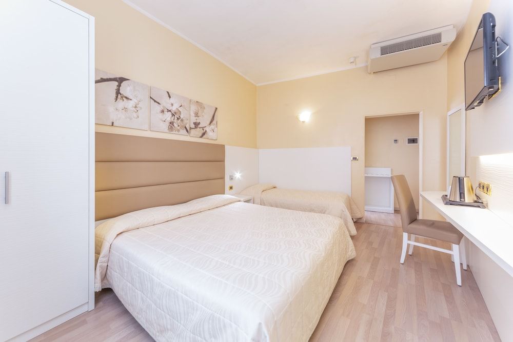 Hotel University Triple Room 7