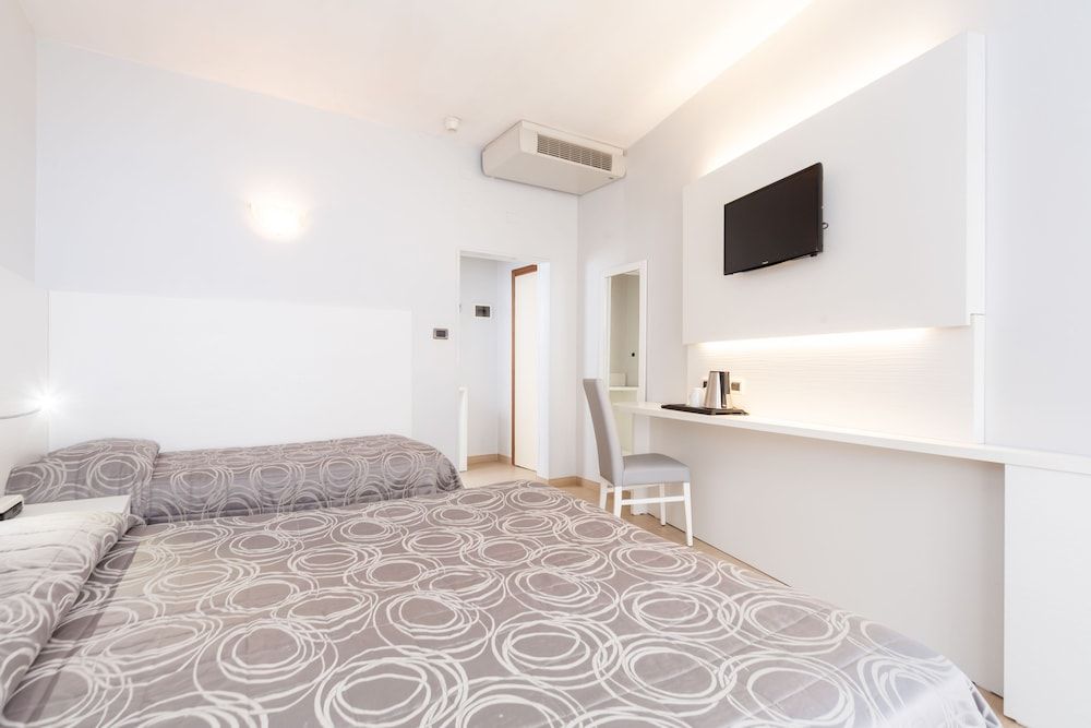 Hotel University Triple Room 9