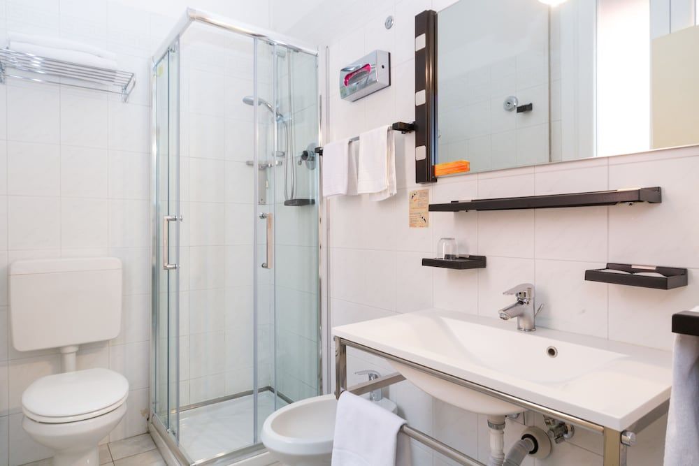 Hotel University Triple Room 14