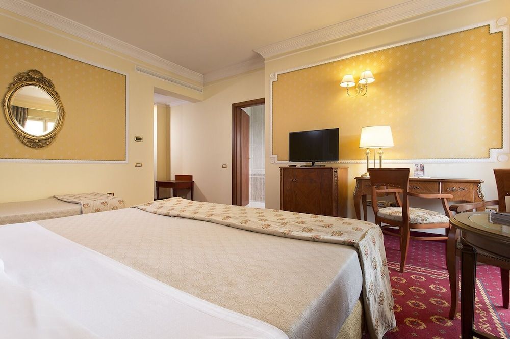 Grand Hotel Vanvitelli Quadruple Room 2