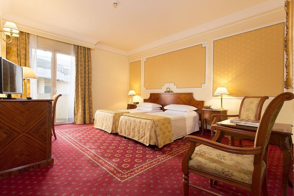 Grand Hotel Vanvitelli Quadruple Room 3