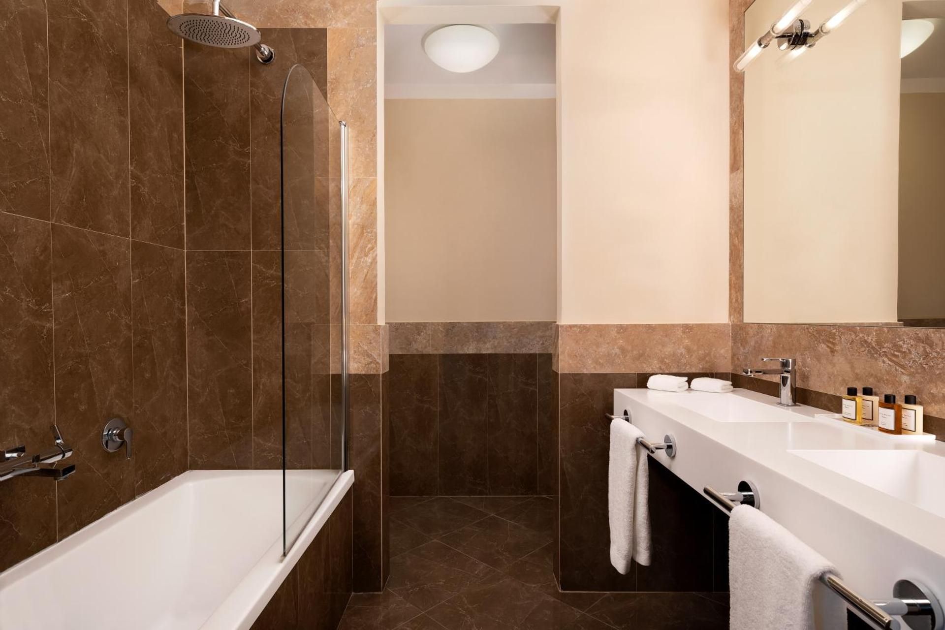 1 Bedroom Suite, 1 King, Garden view