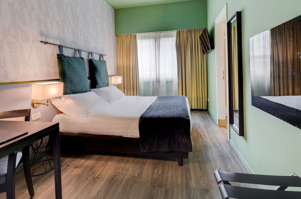 Best Western Plus CHC Florence Classic Room, 1 Queen Bed 3