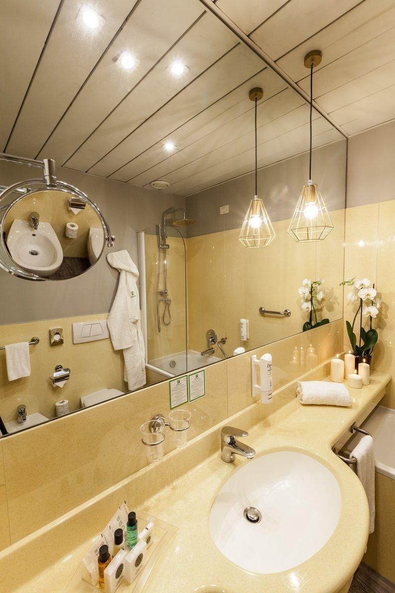 1 Queen Bed Standard Smoking