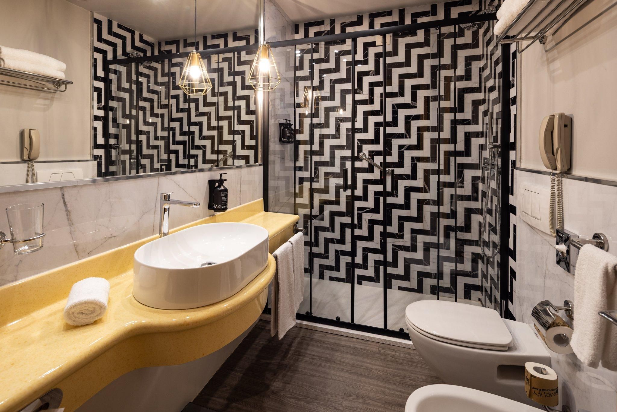 1 Queen Bed Premium with Bunk Bed