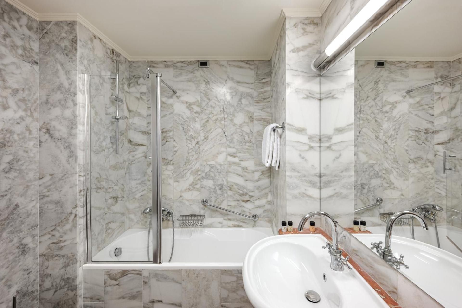 Hotel Dei Cavalieri Milano Duomo Classic Double or Twin Room 9