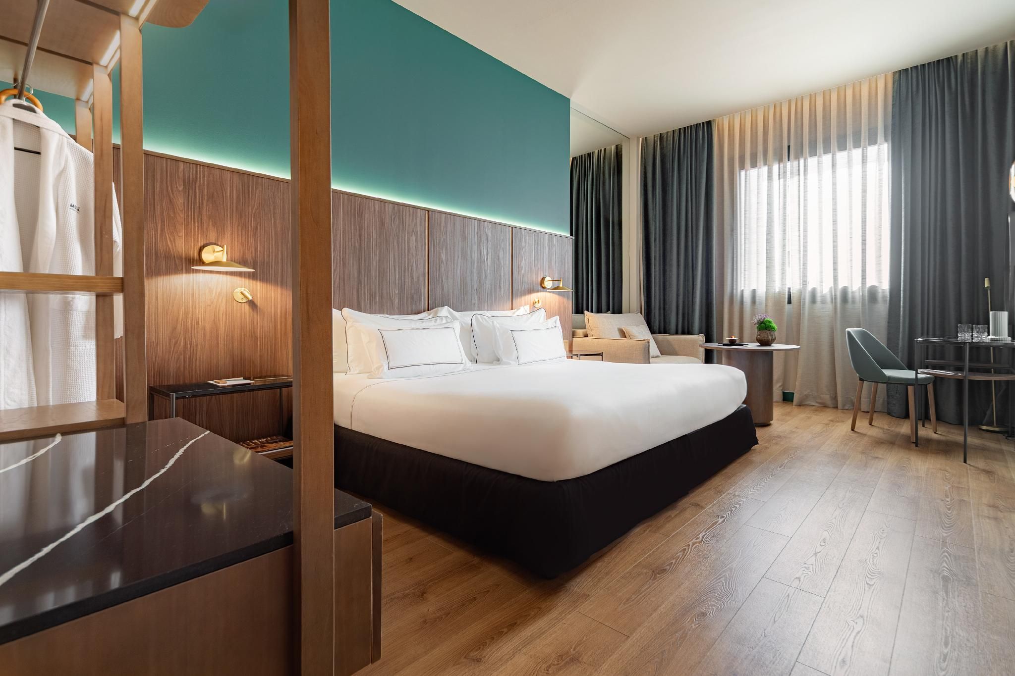 The Level Business Suite 3 Adults