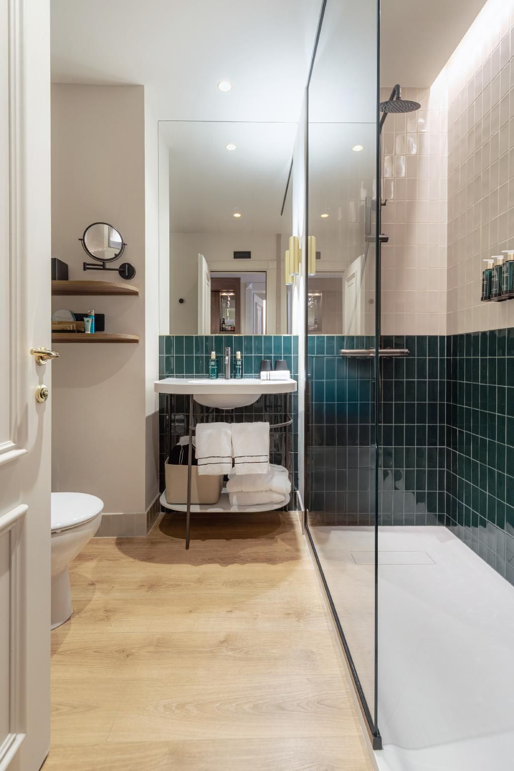 The Level Business Suite 3 Adults