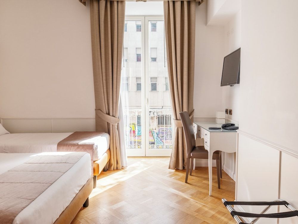 Grand Hotel Europa Triple Room 10