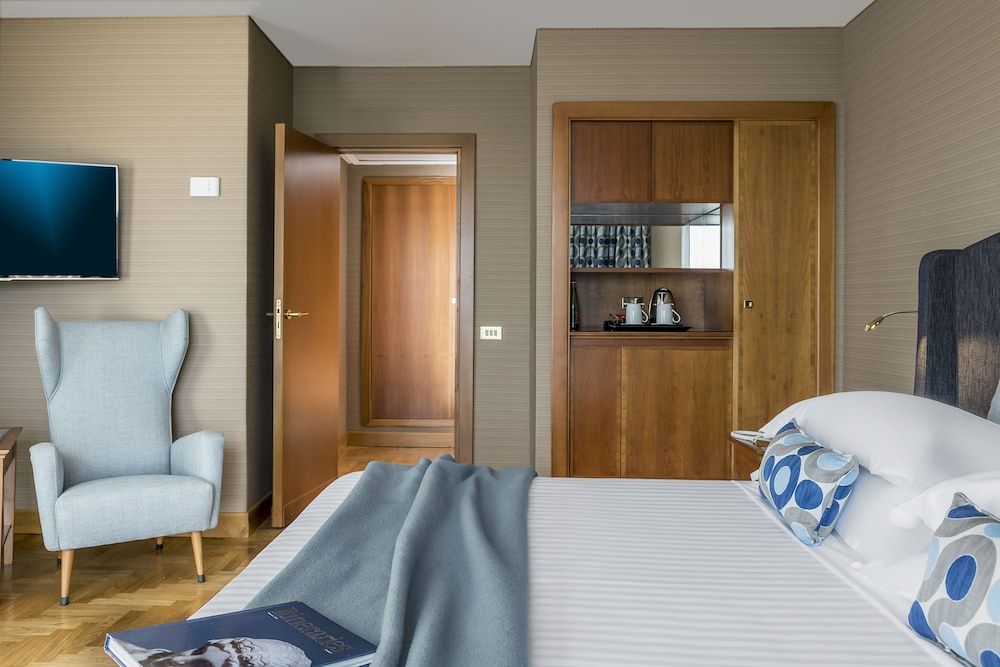 undefined Royal Continental Hotel Naples 9