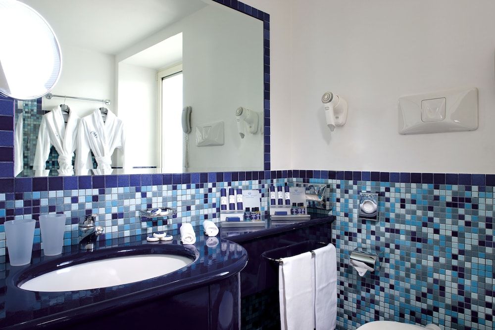 Royal Continental Hotel Naples Classic Double Room 4