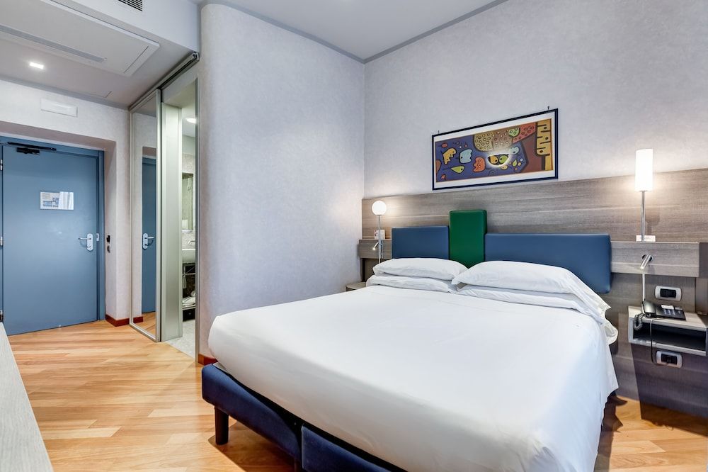 Best Western Hotel Plaza Superior Room, 1 King Bed 5