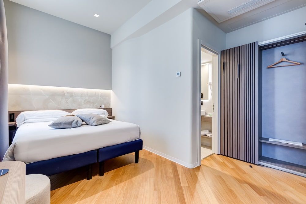 Best Western Hotel Plaza Superior Room, 1 King Bed 4