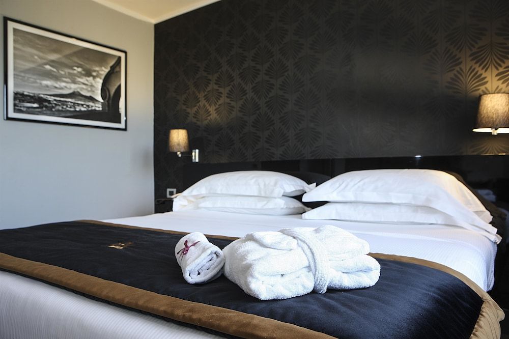 Best Western JFK Hotel Comfort Room, 1 Queen Bed 7