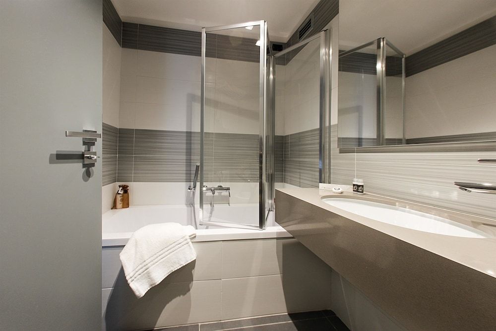 Best Western JFK Hotel Comfort Room, 1 Queen Bed 12