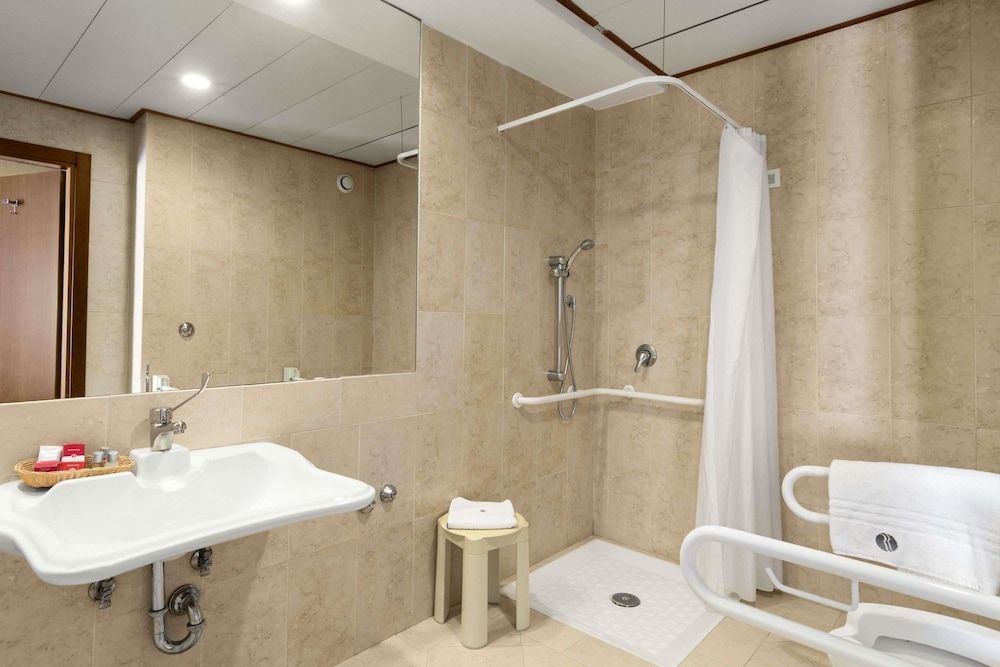 Ramada by Wyndham Naples Standard Double or Twin Room 4