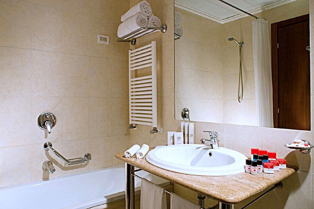 Ramada by Wyndham Naples Standard Double or Twin Room 6