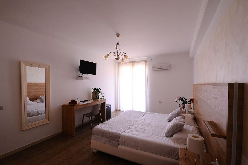 Standard Room, 1 Queen Bed, Non Smoking, Balcony (Converts to 2 Twin Beds)