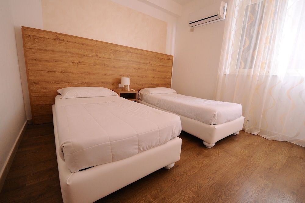 Superior Room, 1 King Bed, Non Smoking, Balcony (Converts to 2 Twin Beds)