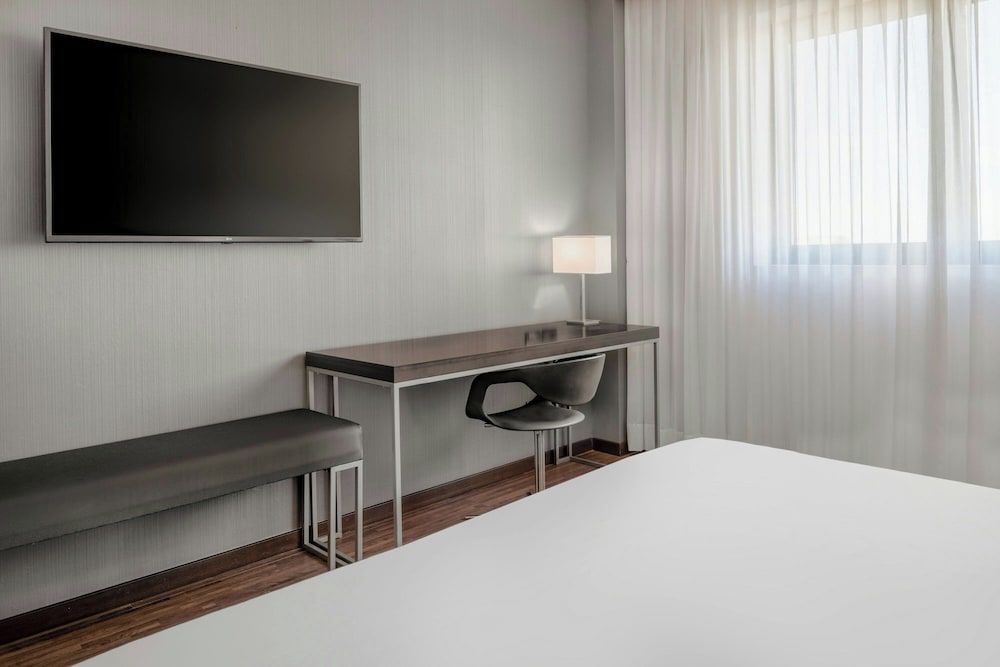 AC Hotel Pisa by Marriott Standard Room, 1 King Bed 4