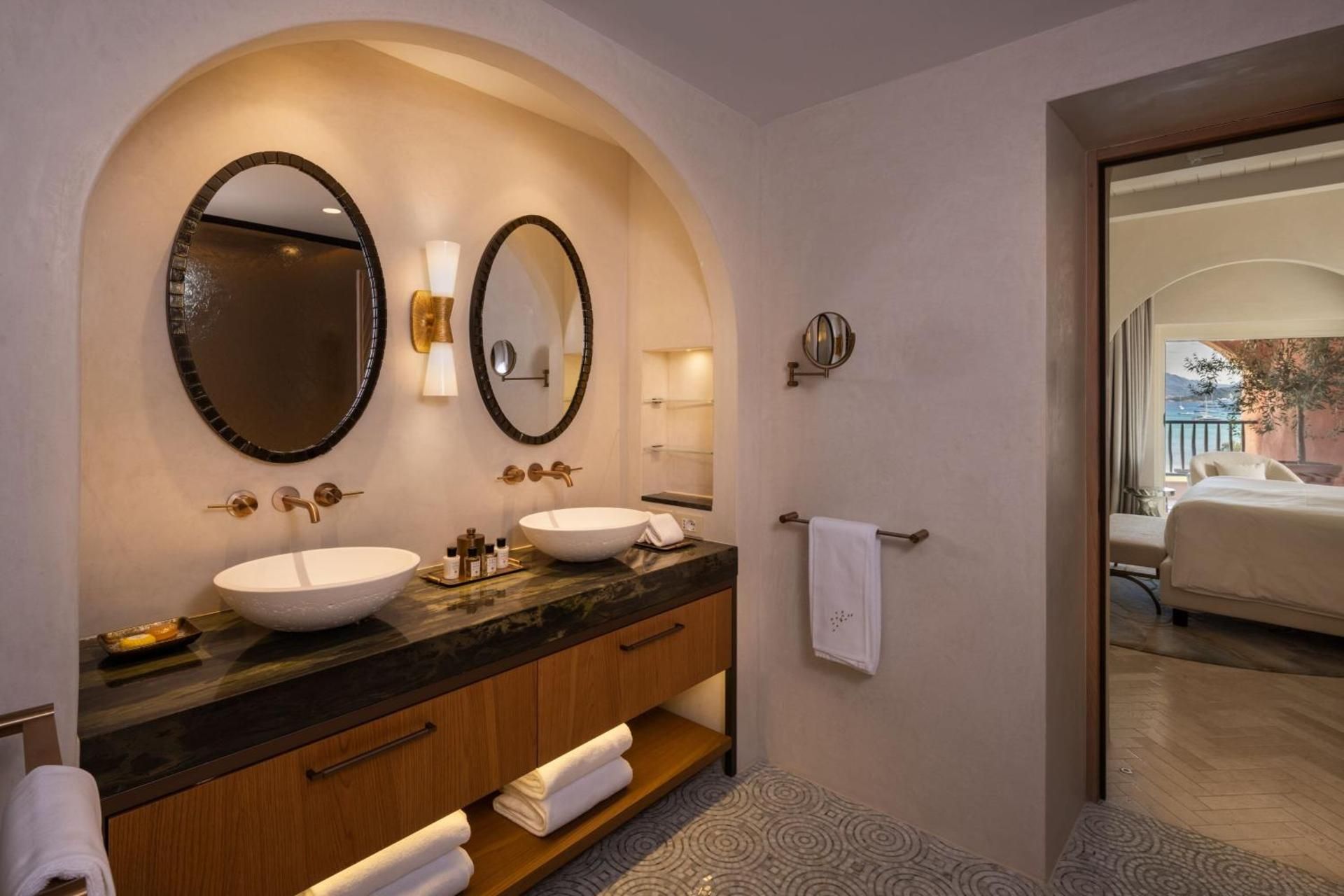 Harrods Suite, 3 king bed, sea view, terrace, plunge pool