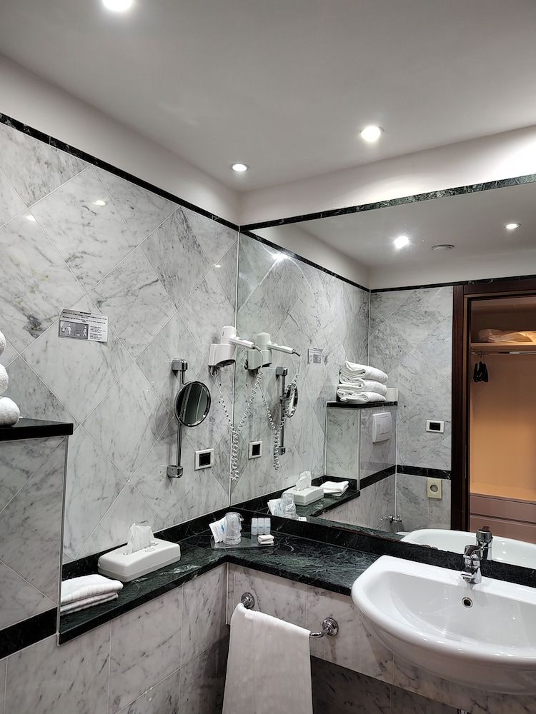 Hotel Datini Standard Triple Room 5