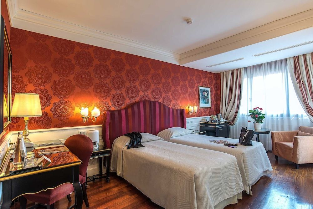 Albergo Del Senato Superior Double Room, City View 4