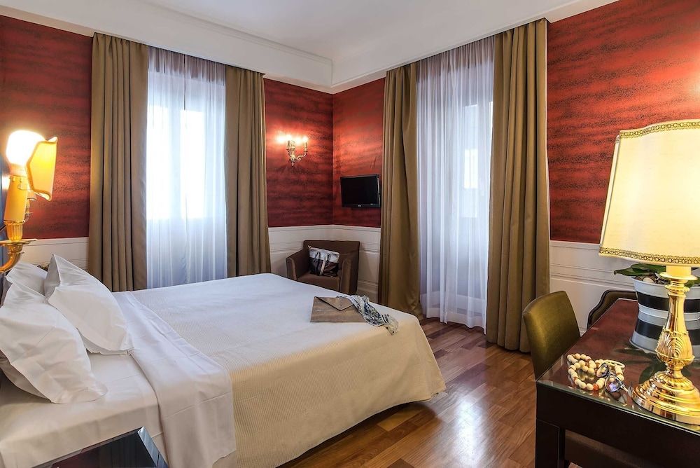 Albergo Del Senato Superior Double Room, City View 3