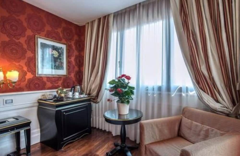 Albergo Del Senato Superior Double Room, City View 6