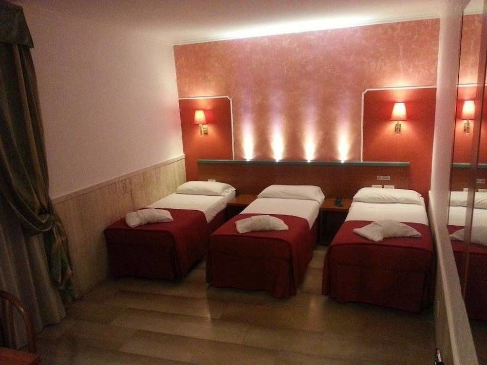 Hotel Center 1 Triple Room 3