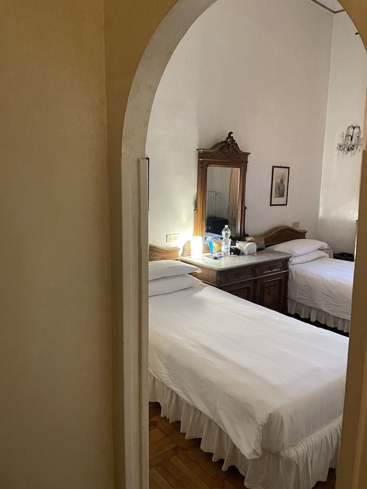 Twin Room, 2 Twin Beds, City View (Trevi Fountain View)