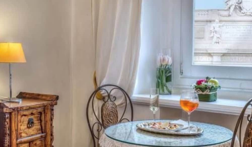 Hotel Fontana Double Room (Trevi Fountain View) 4